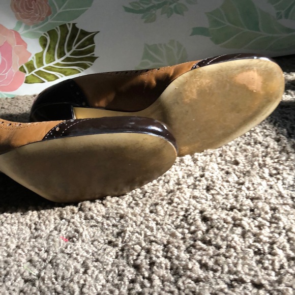 Duo-tone wingtip style leather heels - Picture 6 of 6